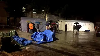 Varias personas evacuadas pasan la noche en tiendas de campaña en Camerino, Italia.