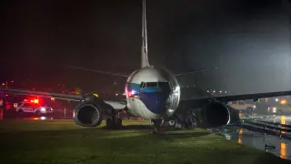 MIke Pence y otros pasajeros de la aeronave han sido evacuados por la parte posterior del avión.