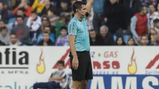 Díaz de Mera, el árbitro del pasado sábado en el partido frente al Almería, muestra una tarjeta amarilla. Él señaló el quinto penalti en contra del Real Zaragoza en las 12 primeras jornadas de liga.