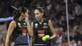 Majo y Mapi Sánchez Alayeto conversan ayer, durante un instante del partido de semifinales disputado en el Príncipe Felipe.