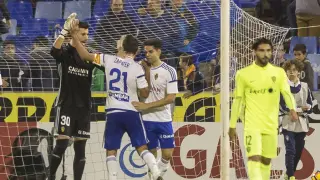 Zapater celebra con Ratón y Fran la victoria final ante el Almería, nada más pitar el final del partido el árbitro, Díaz de Mera.