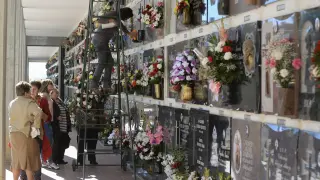 Los cementerios aragoneses recibirán hoy a miles de personas para celebrar el día de Todos los Santos.