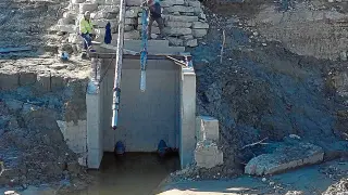 La Puebla de Castro instala una nueva bomba de captación de agua en el embalse de Barasona