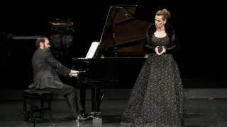Ahinoa Arteta, ayer, cantando en el Principal acompañada al piano por Rubén Fernández Aguirre