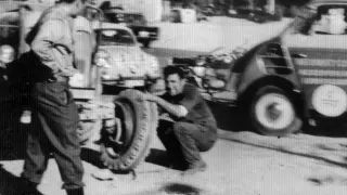 Fidel Solano, hijo del fundador del mismo nombre, arreglando una rueda.