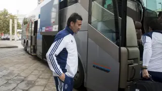Raúl Agné y su ayudante, Rodri, suben al autobús en su primer desplazamiento con el Real Zaragoza, rumbo a Barcelona para volar hacia Mallorca.