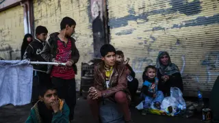Niños iraquíes esperan para ser trasladados con sus familias desde Mosul.