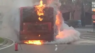 Autobús ardiendo en la plaza Mozart
