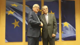 El nuevo ministro de Exteriores, Alfonso Dastis, este lunes en Bruselas con Jean Paul Juncker.