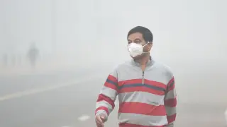 Un hombre porta una mascarilla por la contaminación en Nueva Delhi.
