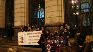 Más de un centenar de personas rechazan en Zaragoza la violencia machista.