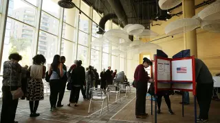 Una larga fila de votantes espera para votar en Arlington (Virginia).