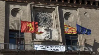 Imagen de archivo de la pancarta de bienvenida a los refugiados en el Ayuntamiento de Zaragoza.