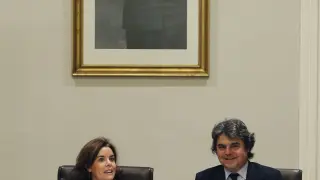 La vicepresidenta del Gobierno, Soraya Sáenz de Santamaría (c), junto a Jorge Moragas, jefe de gabinete del presidente del Gobierno, Mariano Rajoy