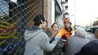 Jonathan Babiano, con un miembro del 061 y otros vecinos del inmueble afectado por la explosión de gas en Tenor Fleta.