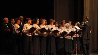 La asociación coral ´En canto`, dirigida por Olena Panasyuk, durante la actuación en el colegio del Salvador.