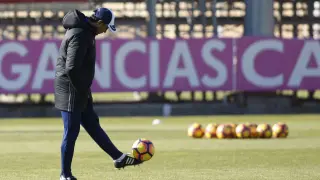 Raúl Agné, entrenador del Real Zaragoza, juega con un balón durante el entrenamiento de este pasado lunes.