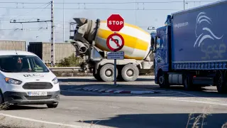 El carril de incorporación a la N-232 desde Saica es uno de los puntos conflictivos porque obliga a frenar a los camiones en la vía.