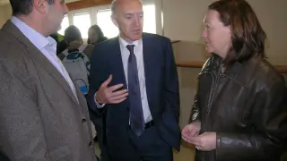 En la fotografía, la subdelegada del Gobierno con Luis Fernández Regalado, en el centro, y el vicerrector del Campus de Soria, Luis Miguel Bonilla