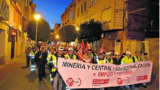 La marcha nocturna para reclamar la continuidad de la central térmica recorrió las calles de Andorra con los mineros del carbón al frente.