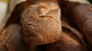 Por cada kilo de comida, Pastelería Tolosana entregaba el pan especial Chusco solidario.