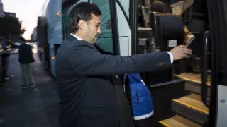 Raúl Agné sube al autobús en el inicio del viajedel Real Zaragoza a Getafe este sábado.