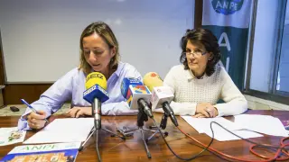 La Defensora del Profesor en Aragón, Teresa Hernández, y la presidenta de Anpe, Laura Alins.