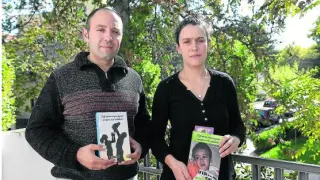 Carlos y Marta con los dos libros, de uno de los cuales se han vendido casi 3.000 ejemplares.