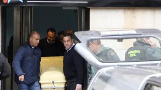 Los servicios funerarios trasladan el cadáver del director de la sucursal de la Caixa asesinado en Ciudad Real.