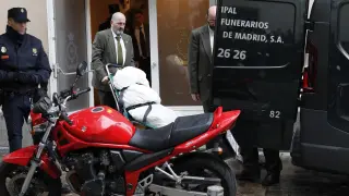 Empleados de los servicios funerarios trasladan el cadáver de Rita Barberá, fallecida este miércoles en un hotel de Madrid tras sufrir un infarto.