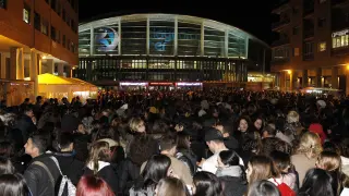 Miles de personas esperaban este jueves para entrar al concierto de Bieber.