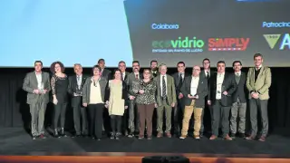 Todos los premiados, representantes de empresas patrocinadoras, colaboradoras y de HERALDO, tras la entrega de los premios.