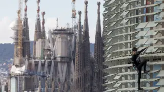 El 'Spiderman' francés escala por tercera vez la Torre Agbar de Barcelona