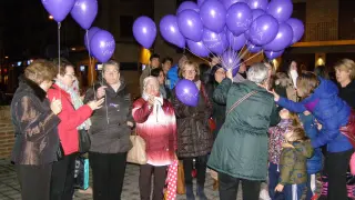 Durante el acto se han repartido globos morados con los nombres de las víctimas de este año.