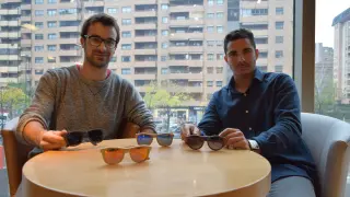 Sergi Bargo y Pedro Parroqué muestran parte de las gafas de madera que comercializan