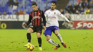 Jorge Casado busca robar la pelota a Ricardo Vaz, jugador del Reus, en el partido del sábado.