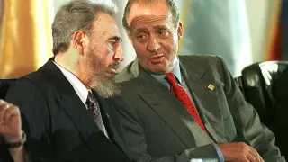 Don Juan Carlos junto a Fidel Castro en una imagen del año 1997.