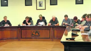 Pleno de la Comarca del Matarraña que aprobó abandonar la FAMCP con los votos de PSOE, PAR y CHA.
