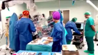 Imagen del vídeo de la intervención en el Servet a una paciente despierta y hablando para no dañar el área del lenguaje.