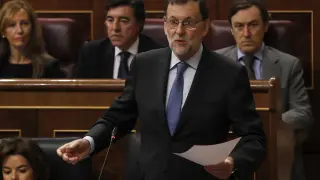 El presidente del Gobierno, Mariano Rajoy (d), durante su intervención en la sesión de control al Gobierno que se celebra hoy en el Congreso de los Diputados.