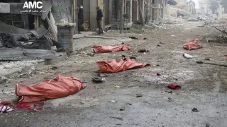 Varios cadáveres, en una calle de Alepo tras una explosión registrada este miércoles.