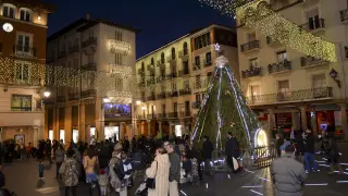 Numerosos turolenses se concentraron en la plaza del Torico, ante el encendido navideño.