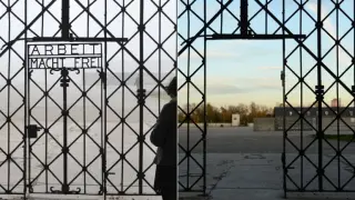 Imagen de archivo de la puerta del campo nazi de Dachau robada.