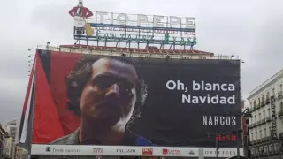Cartel de Netflix en la Puerta del Sol.