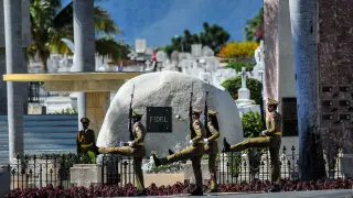Fidel, enterrado bajo una roca y cerca de José Martí en Santiago de Cuba