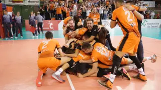 Los jugadores del CV Teruel celebran el triunfo
