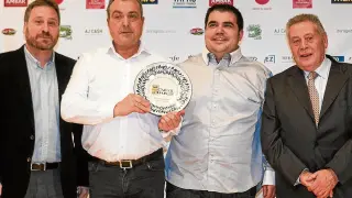 El consejero José Luis Soro, los ganadores y Pedro Giménez, presidente de Cafés y Bares.