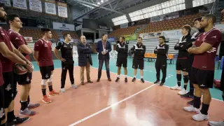 El equipo, que ha entrenado específicamente para la Supercopa, recibió el lunes el apoyo del concejal de Deportes (en el centro).