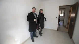 El consejero José Luis Soro y la directora general de Vivienda, Mayte Andreu, en un piso a reformar.
