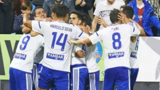 Los jugadores del Real Zaragoza se abrazan tras marcar un gol en La Romareda.